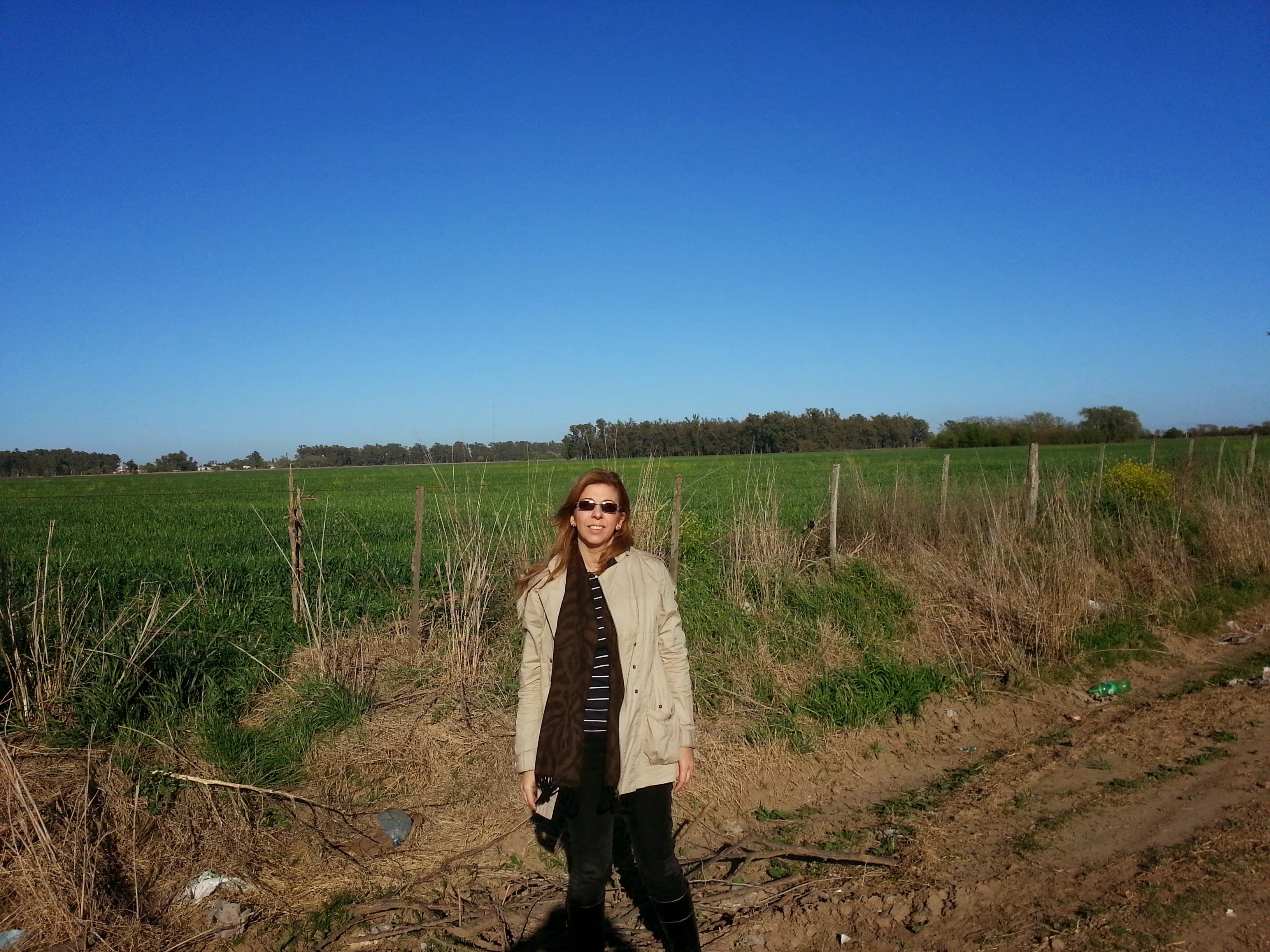 Dra. Mariana Salvador en un lote de campo, sector agronegocios